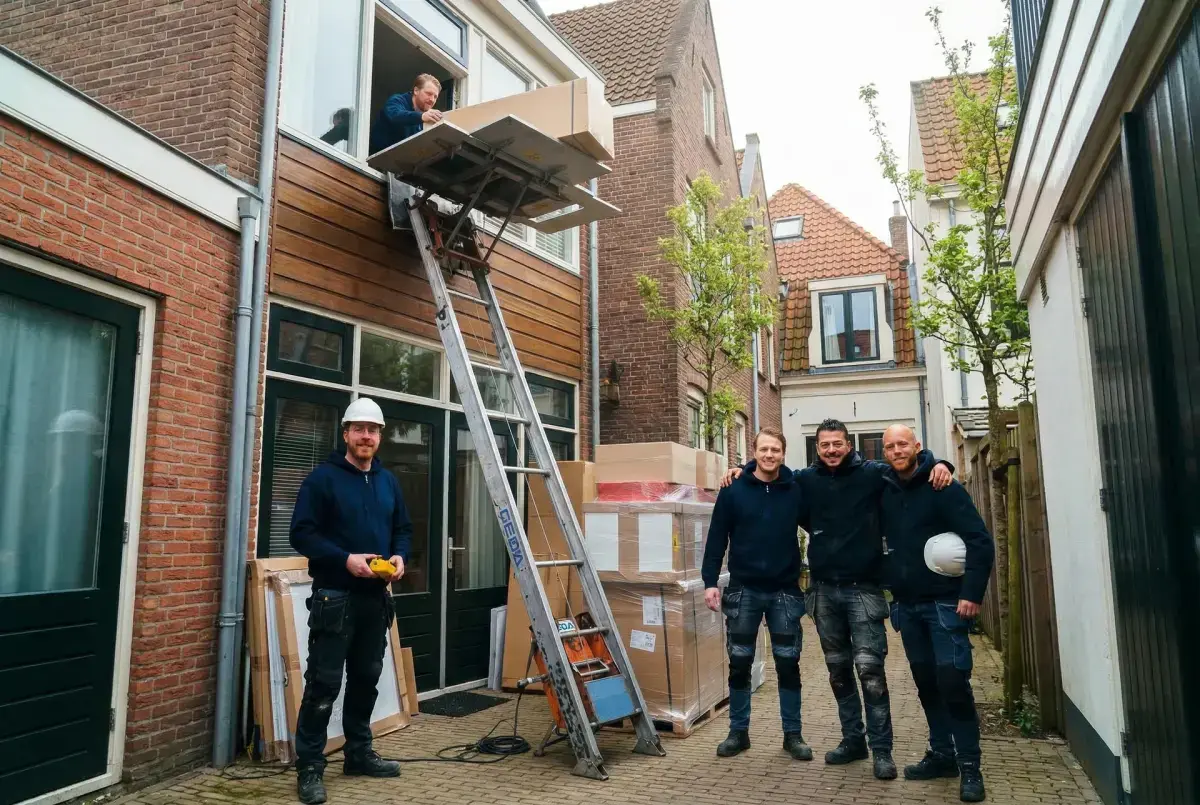 Team met gedalift bij verhuizing in Almere