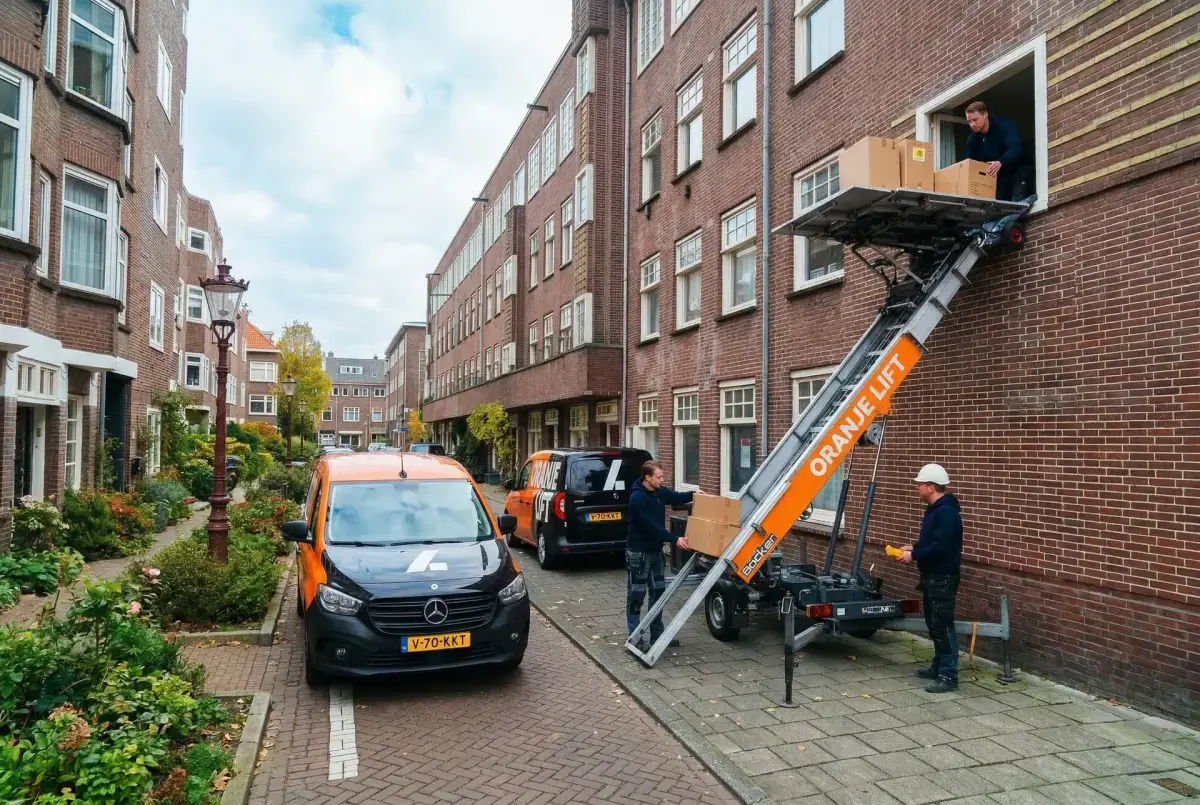 Aanhangerlift geplaatst in een smalle straat in Almere