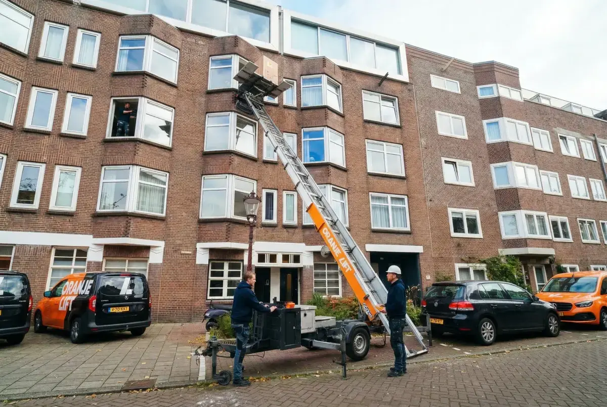 Verhuislift in actie in Almere