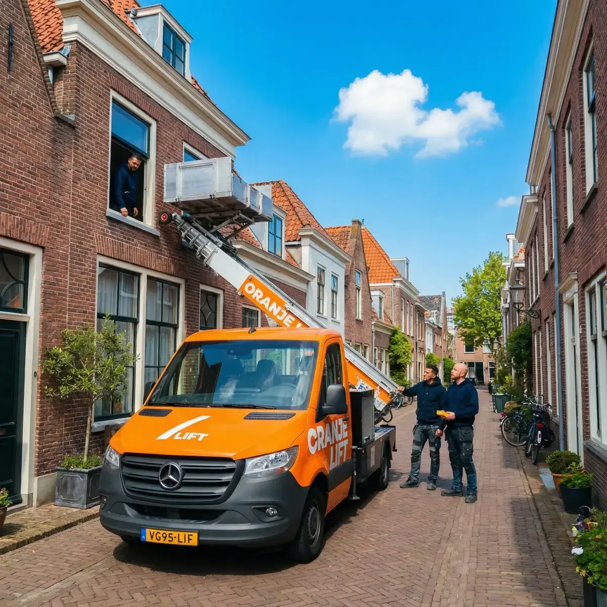 Verhuisteam aan het werk met ladderlift